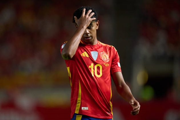 Bị đối phương “chặt chém”, Yamal nhận lời cảnh báo từ De la Fuente