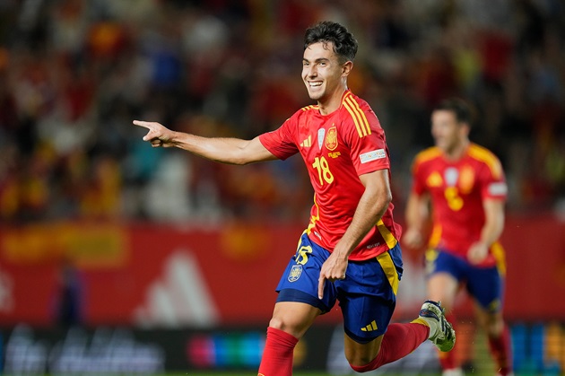 Đóng thế Rodri thành công, Zubimendi càng “đốn tim” Man City