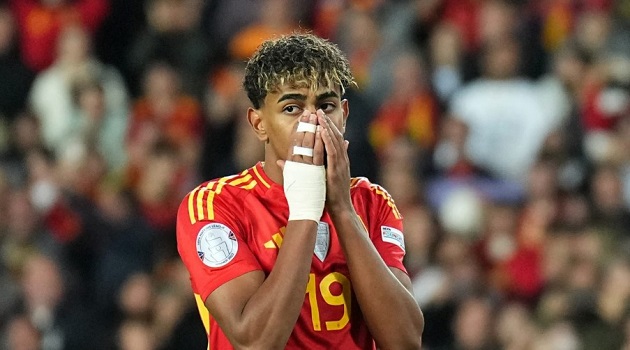 Pedri nói gì với Yamal sau khi đàn em sút hỏng phạt đền?