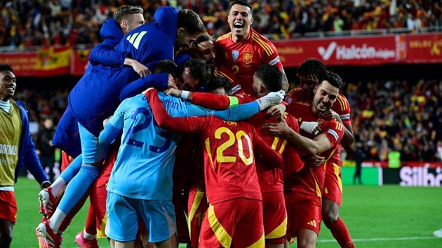 Tây Ban Nha 3-3 Hà Lan: Tội đồ hóa người hùng; Thắng nhọc nhằn và lời cảnh tỉnh