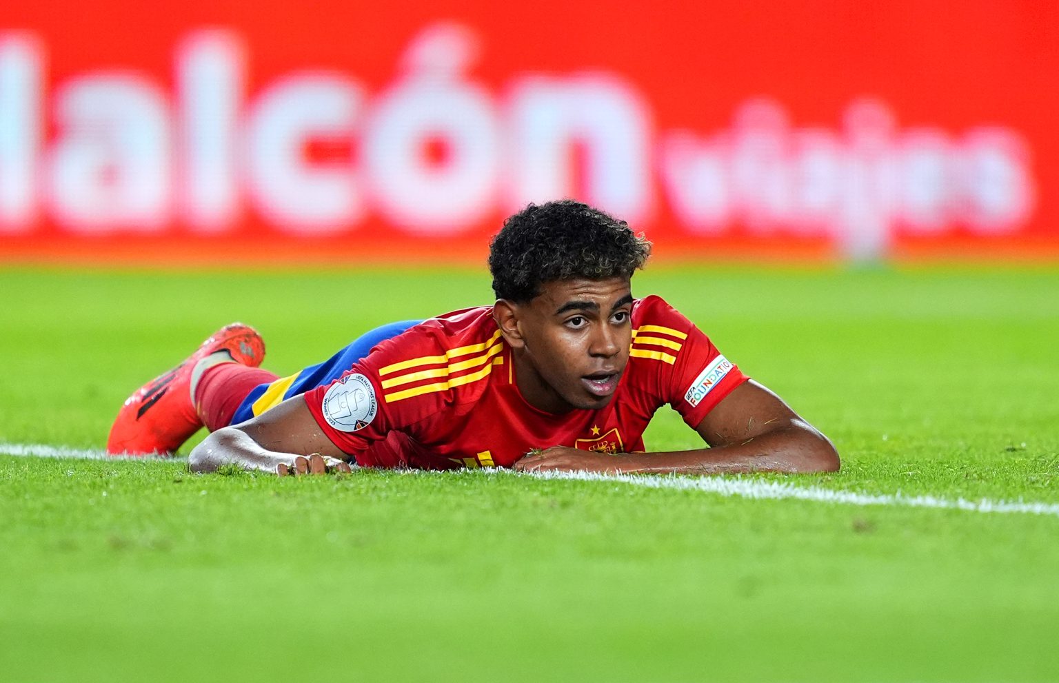 Thống kê cho thấy Lamine Yamal xứng đáng được trọng tài bảo vệ