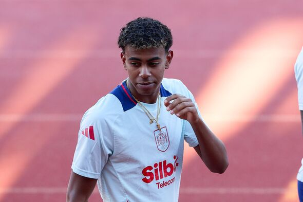 Yamal ở lại khách sạn, bị giám sát khi đồng đội ăn mừng